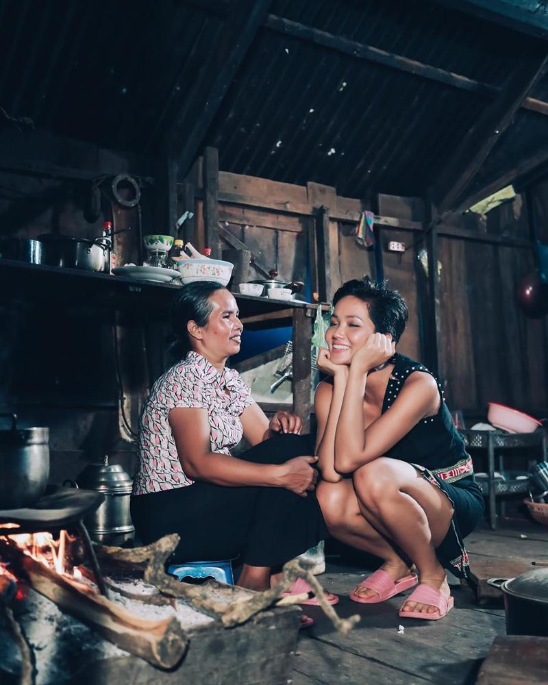 Bố mẹ HHen Niê có một cách rất tuyệt vời để cổ vũ con gái thi chung kết Miss Universe 2018-7