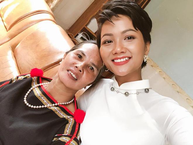 Bố mẹ HHen Niê có một cách rất tuyệt vời để cổ vũ con gái thi chung kết Miss Universe 2018-10
