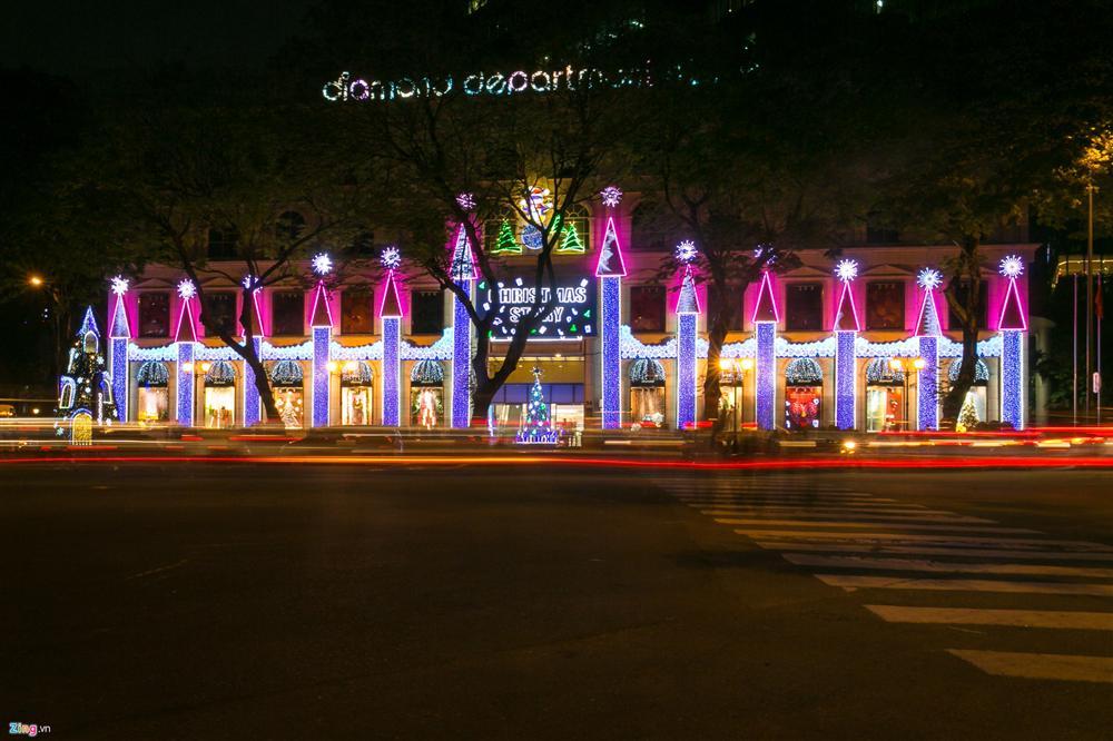 Không khí Giáng sinh sớm trên các con đường ở TP.HCM-1