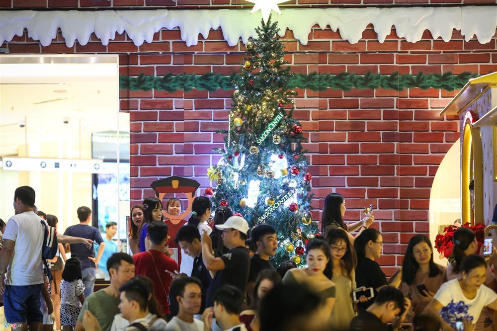 Không khí Giáng sinh sớm trên các con đường ở TP.HCM-7
