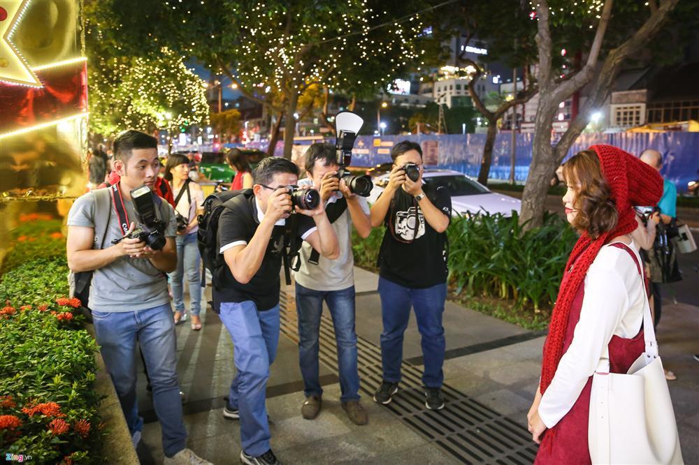 Không khí Giáng sinh sớm trên các con đường ở TP.HCM-10