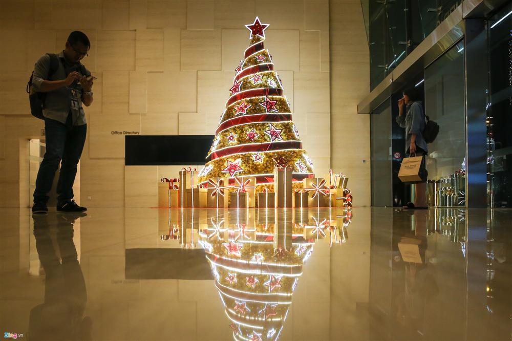 Không khí Giáng sinh sớm trên các con đường ở TP.HCM-16