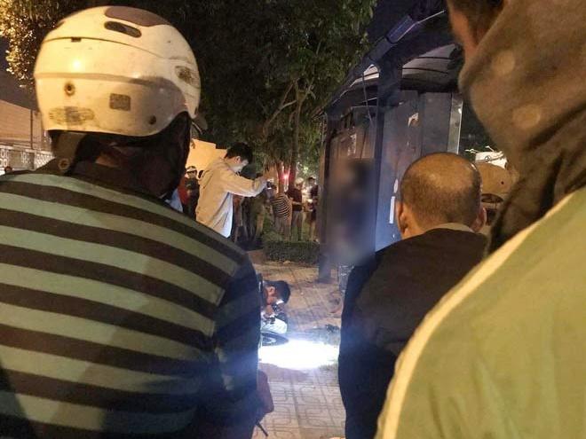 Xế hộp đâm gãy lan can, cắm đầu uống nước hồ Trúc Bạch-5