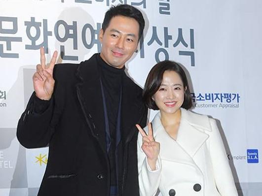 'Cặp đôi đũa lệch' Park Bo Young - Jo In Sung đẹp đôi trên thảm đỏ