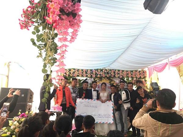 Ăn cưới bạn thân, nhóm thanh niên trao chiếc phong bì khổng lồ khiến ai cũng mắt tròn mắt dẹt-1