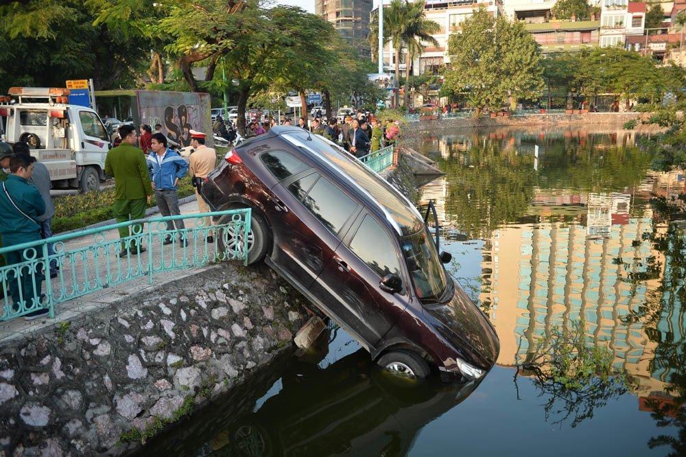 Xế hộp đâm gãy lan can, cắm đầu uống nước hồ Trúc Bạch-1