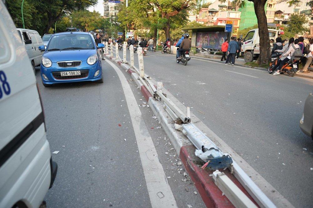 Xế hộp đâm gãy lan can, cắm đầu uống nước hồ Trúc Bạch-2