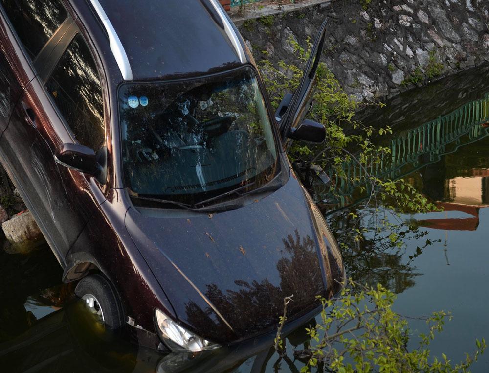 Xế hộp đâm gãy lan can, cắm đầu uống nước hồ Trúc Bạch-3