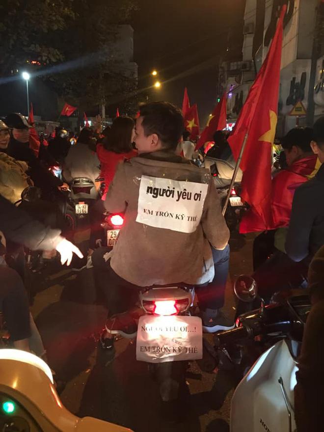 Chàng trai cô đơn giữa dòng người đi bão đêm chiến thắng với mảnh giấy tìm vợ sau lưng khiến ai cũng xúc động-5