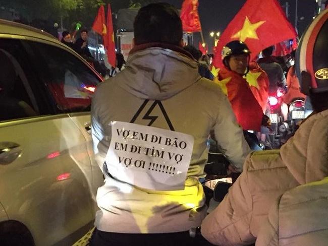 Không có bạn nhảy, anh chàng vẫn tự tin trình diễn một mình: Định nghĩa mới về sự cô đơn?-1