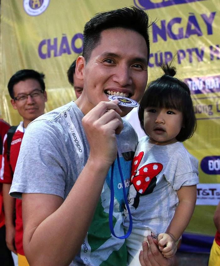 Thân thế bất ngờ của cô vợ xinh đẹp được MC Quốc Khánh cưng như trứng mỏng-4