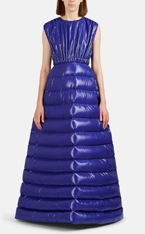 Choáng với váy dạ hội biến tấu từ áo phao, giá hơn 60 triệu - 2sao