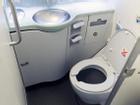 Tại sao không được sử dụng nhà vệ sinh khi máy bay cất và hạ cánh?