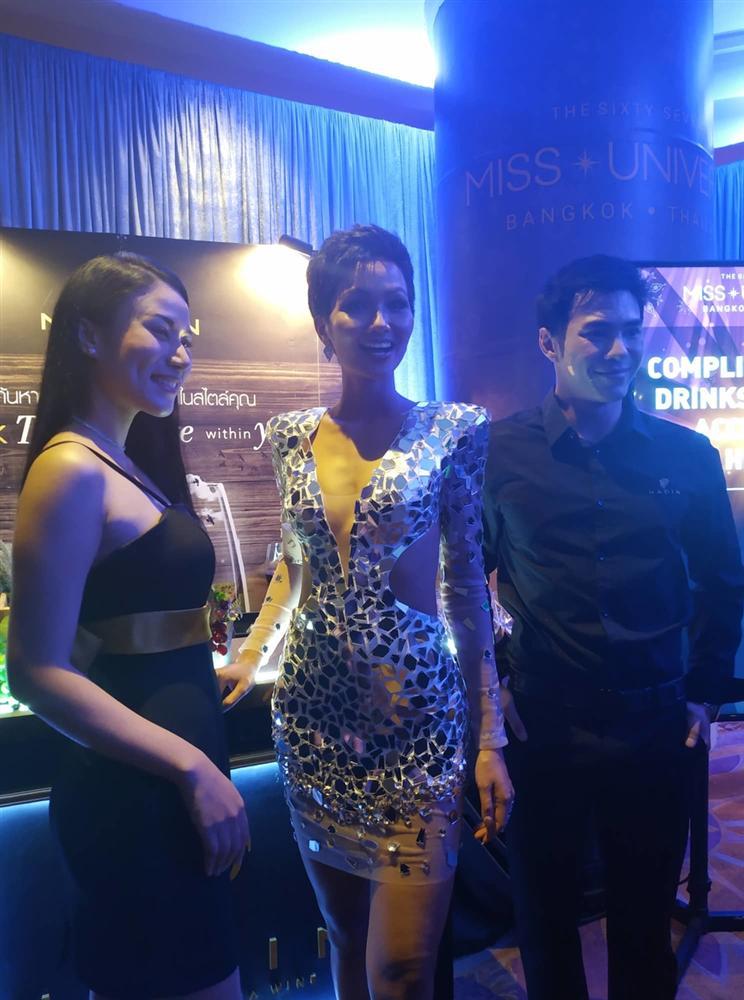 Tín nhiệm sắc trắng hợp mệnh, HHen Niê diện trang phục gam màu này từ đêm chung kết đến ngày về nước-5