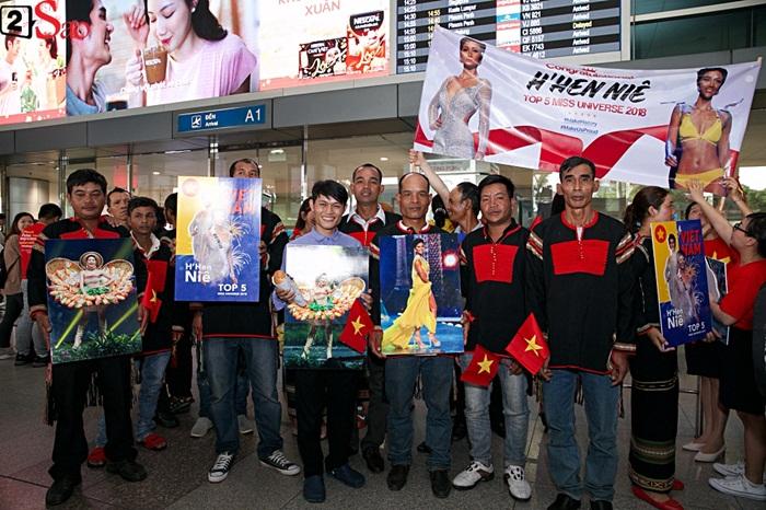 Trở về từ Miss Universe 2018, HHen Niê khóc nức nở khi chứng kiến dân làng Ê Đê chào đón yêu thương-1