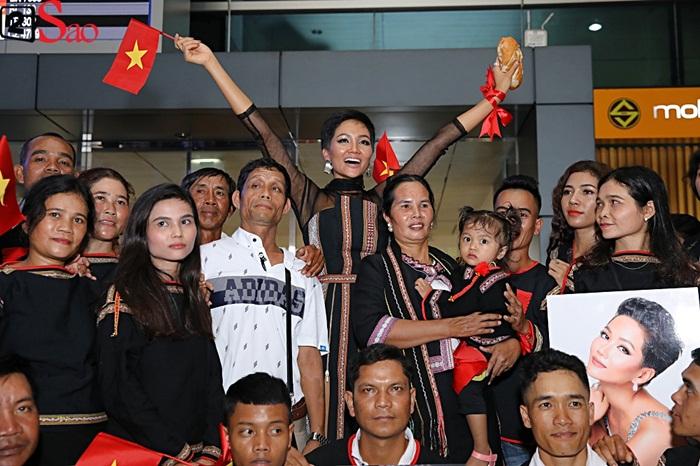 Trở về từ Miss Universe 2018, HHen Niê khóc nức nở khi chứng kiến dân làng Ê Đê chào đón yêu thương-10
