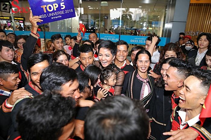 Trở về từ Miss Universe 2018, HHen Niê khóc nức nở khi chứng kiến dân làng Ê Đê chào đón yêu thương-11