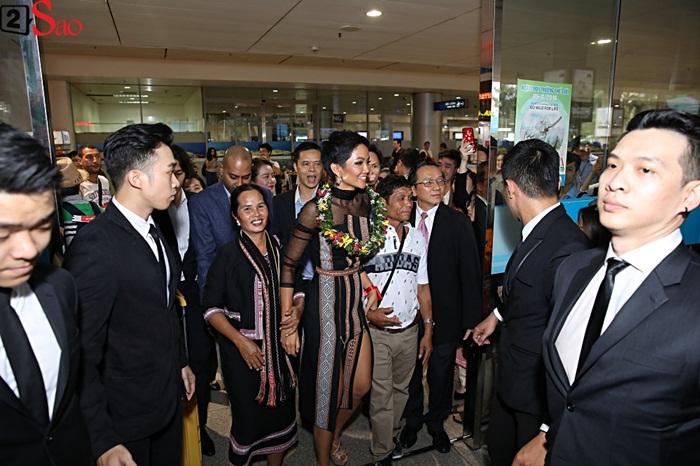 Trở về từ Miss Universe 2018, HHen Niê khóc nức nở khi chứng kiến dân làng Ê Đê chào đón yêu thương-2