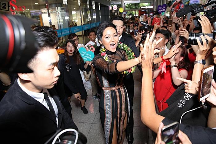 Trở về từ Miss Universe 2018, HHen Niê khóc nức nở khi chứng kiến dân làng Ê Đê chào đón yêu thương-3