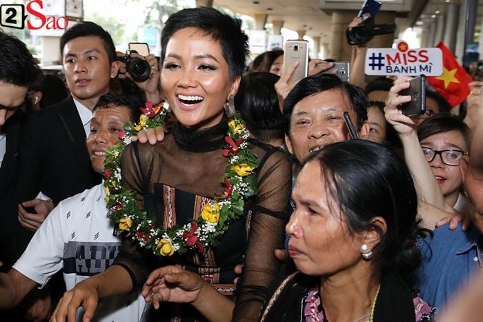 Trở về từ Miss Universe 2018, HHen Niê khóc nức nở khi chứng kiến dân làng Ê Đê chào đón yêu thương-8