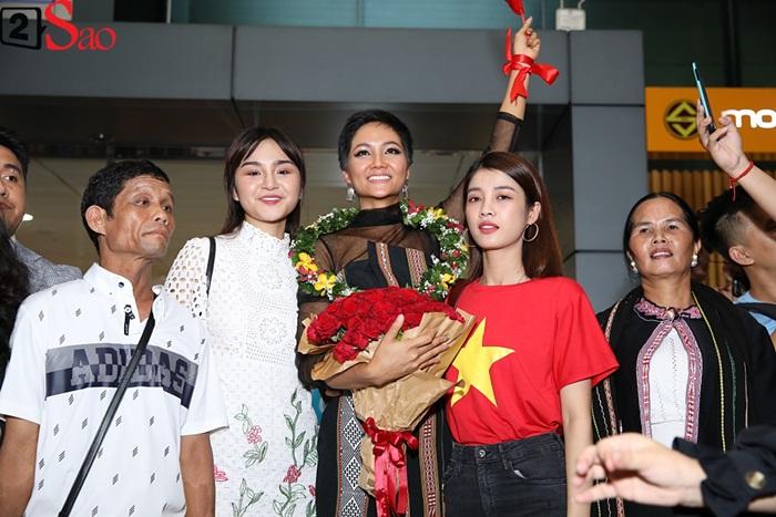 Trở về từ Miss Universe 2018, HHen Niê khóc nức nở khi chứng kiến dân làng Ê Đê chào đón yêu thương-9