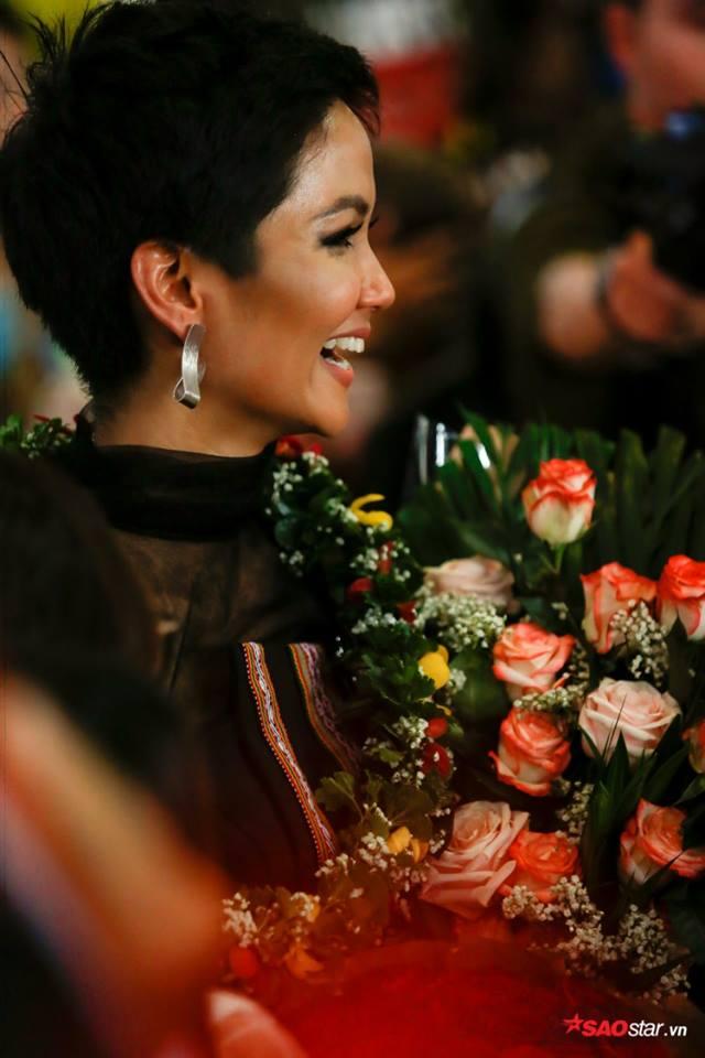 Trở về từ Miss Universe 2018, HHen Niê khóc nức nở khi chứng kiến dân làng Ê Đê chào đón yêu thương-13