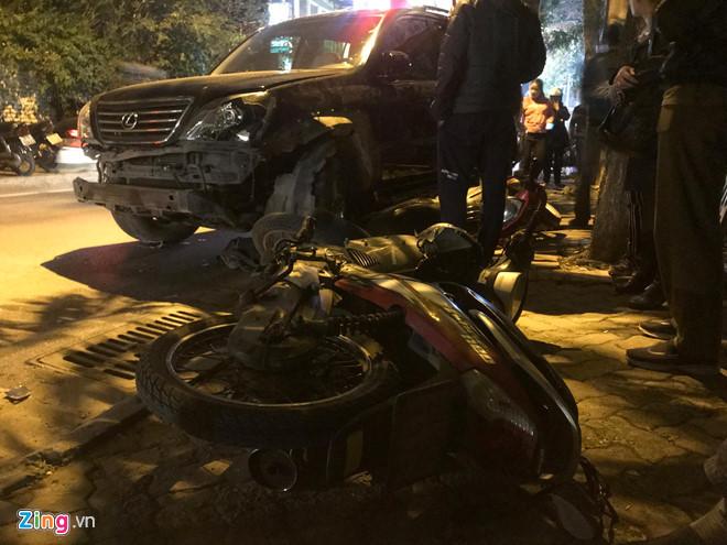 Nữ tài xế lái Lexus tông 7 xe máy ở Hà Nội-1