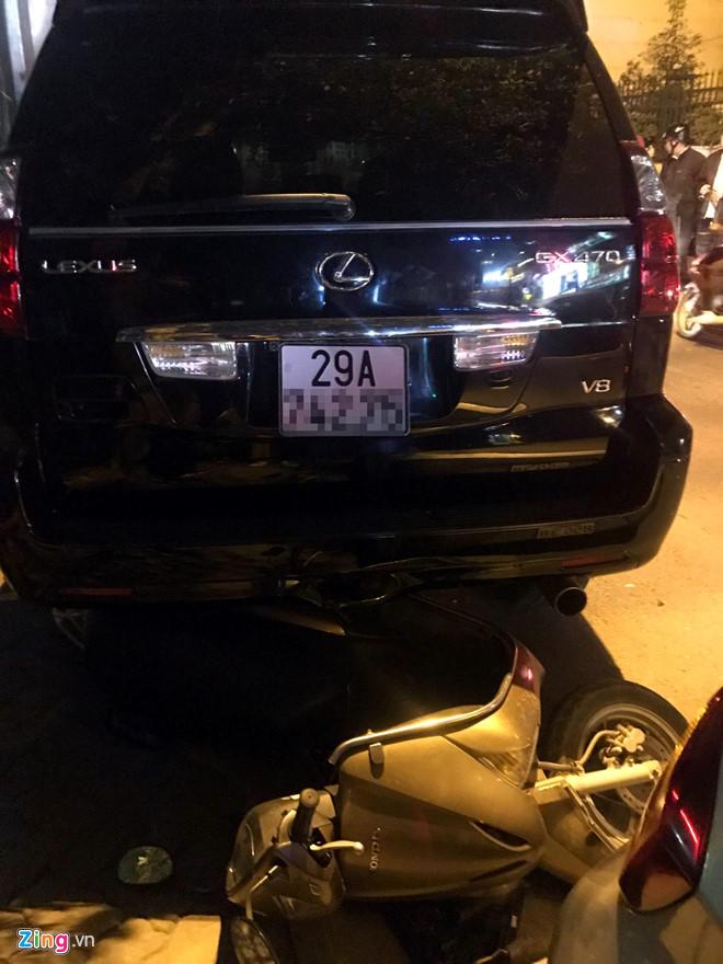 Nữ tài xế lái Lexus tông 7 xe máy ở Hà Nội-2
