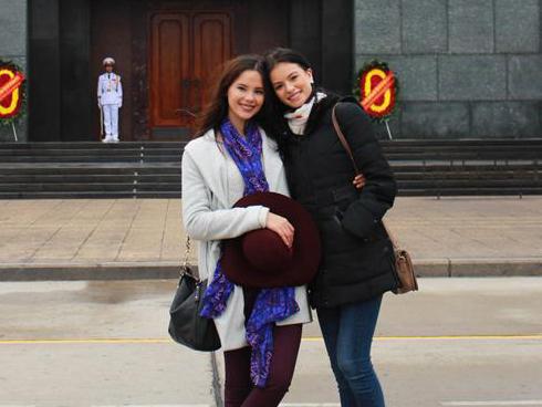 Tân Miss Universe nhiều lần đến Việt Nam, thích nhất món nem cua bể Hà Nội