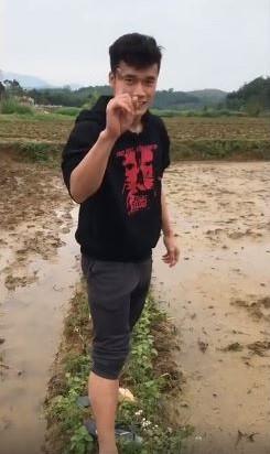 Sau khi vô địch AFF Cup 2018, cầu thủ tuyển Việt Nam đang làm gì?-4