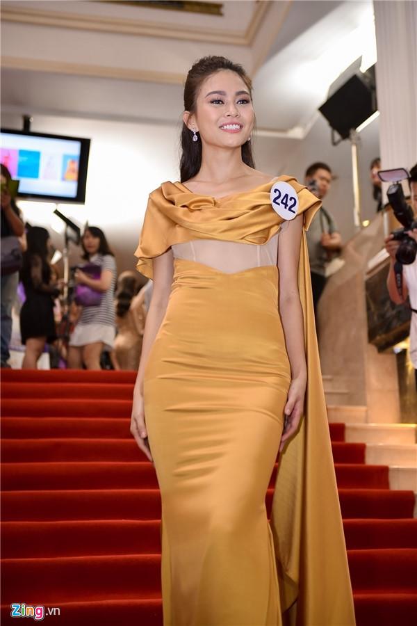 Mẫu váy ôm sát khiến loạt sao lộ vòng eo to bất thường-3