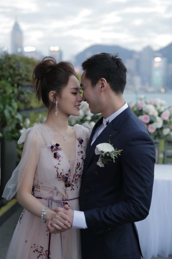 Chung Hân Đồng lên xe hoa với bác sĩ điển trai sau 10 năm dính scandal sex-1