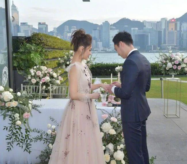 Chung Hân Đồng lên xe hoa với bác sĩ điển trai sau 10 năm dính scandal sex-3