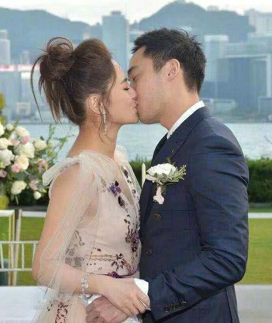 Chung Hân Đồng lên xe hoa với bác sĩ điển trai sau 10 năm dính scandal sex-4