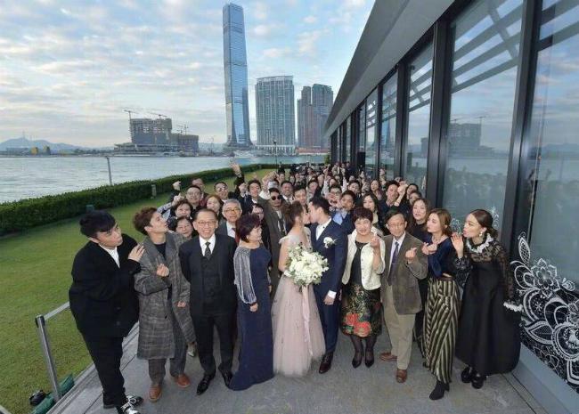 Chung Hân Đồng lên xe hoa với bác sĩ điển trai sau 10 năm dính scandal sex-5