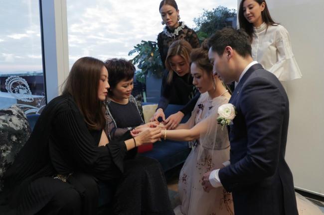 Chung Hân Đồng lên xe hoa với bác sĩ điển trai sau 10 năm dính scandal sex-10