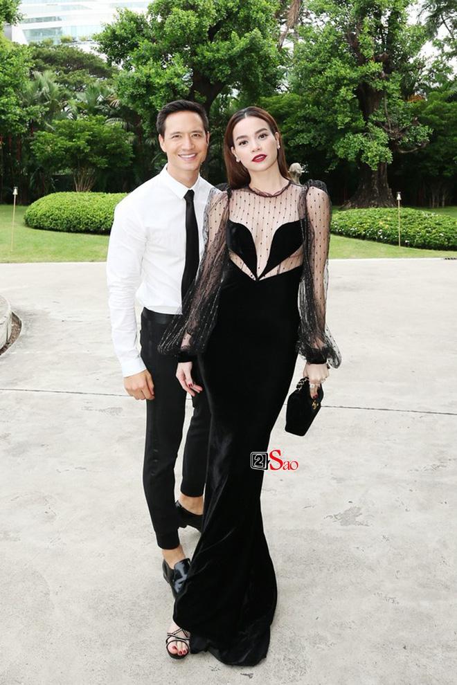 Hồ Ngọc Hà chụp ảnh với tư thế khó hiểu nhưng bàn tay như đánh dấu chủ quyền lên người Kim Lý-5