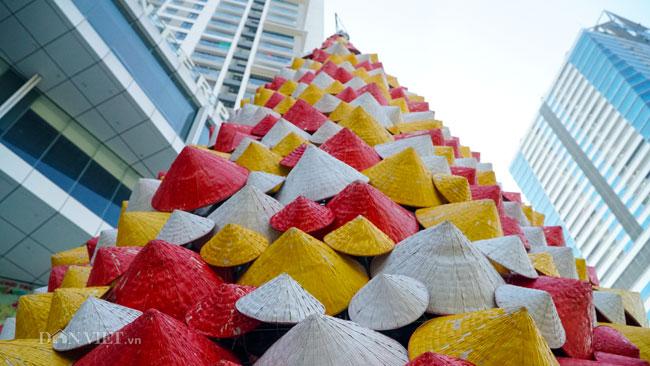 LẠ: Cây thông Noel được dựng từ 2.000 chiếc nón lá ở Hà Nội-5