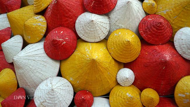 LẠ: Cây thông Noel được dựng từ 2.000 chiếc nón lá ở Hà Nội-6