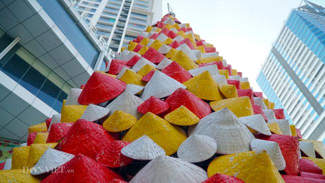 LẠ: Cây thông Noel được dựng từ 2.000 chiếc nón lá ở Hà Nội-10