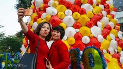 LẠ: Cây thông Noel được dựng từ 2.000 chiếc nón lá ở Hà Nội