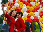 LẠ: Cây thông Noel được dựng từ 2.000 chiếc nón lá ở Hà Nội