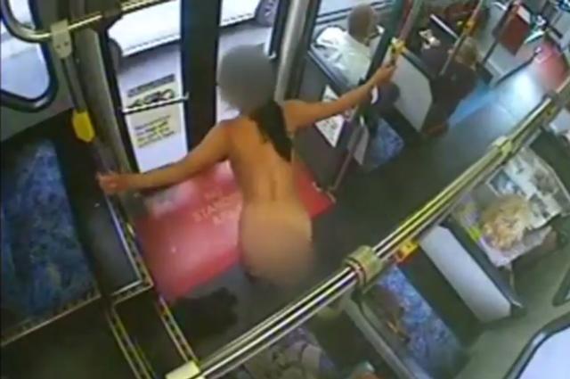 Clip cô gái vô tư khỏa thân gần 2 phút nhảy múa trong xe buýt-1