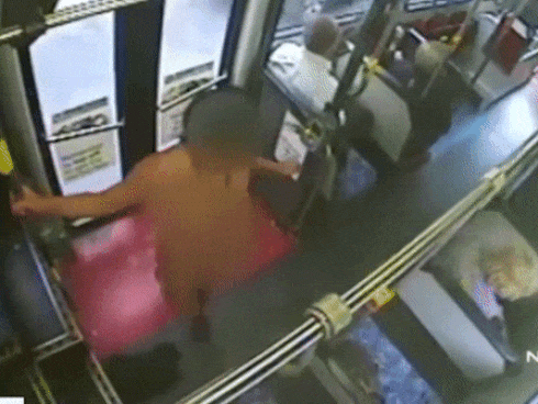 Clip cô gái vô tư khỏa thân gần 2 phút nhảy múa trong xe buýt