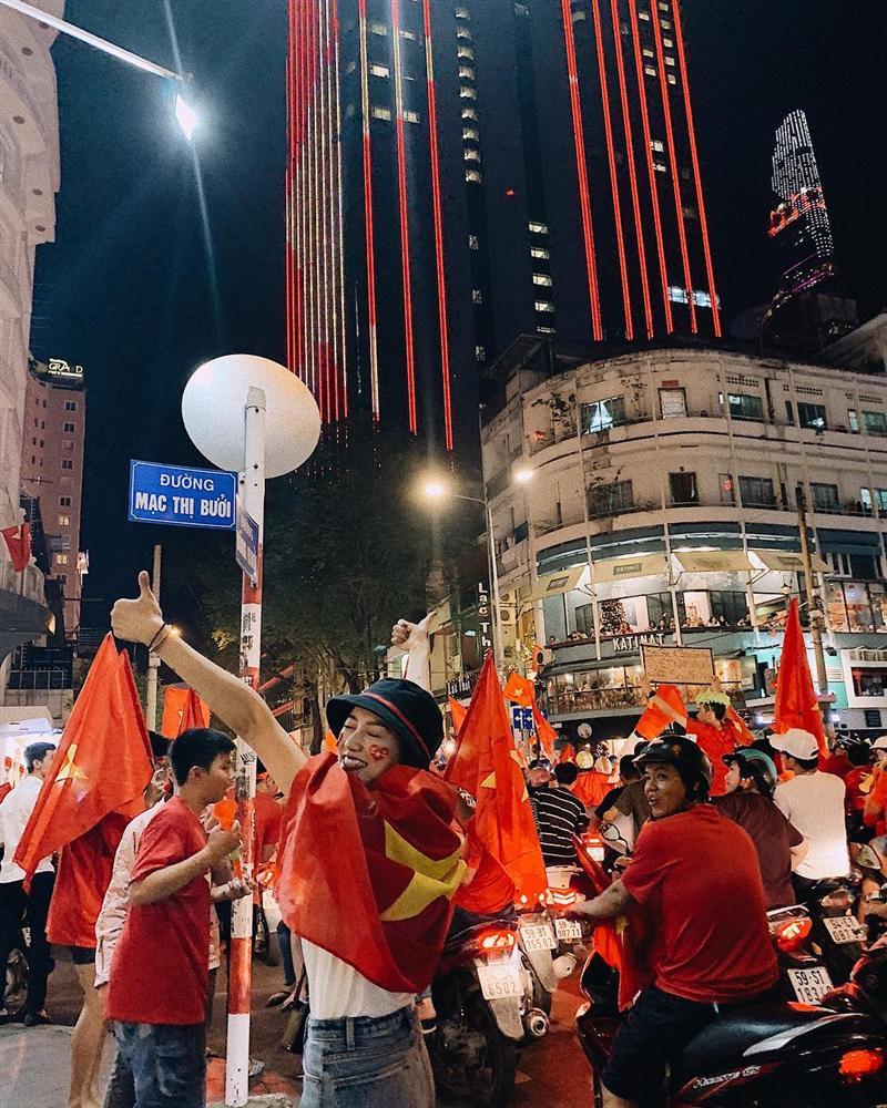 Ngân 98 bán nude mừng tuyển Việt Nam vô địch AFF Cup nổi bật nhất STREET STYLE tuần qua-3