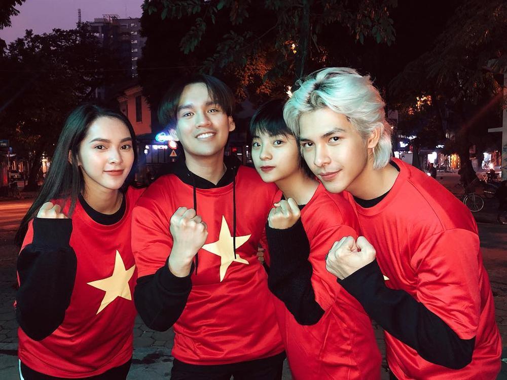 Ngân 98 bán nude mừng tuyển Việt Nam vô địch AFF Cup nổi bật nhất STREET STYLE tuần qua-4