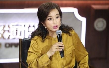 Lưu Hiểu Khánh 63 tuổi vẫn sở hữu body chuẩn, nhưng gương mặt cứng đờ thì không thể che giấu được nữa-1