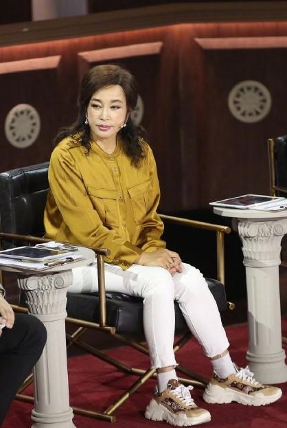 Lưu Hiểu Khánh 63 tuổi vẫn sở hữu body chuẩn, nhưng gương mặt cứng đờ thì không thể che giấu được nữa-3