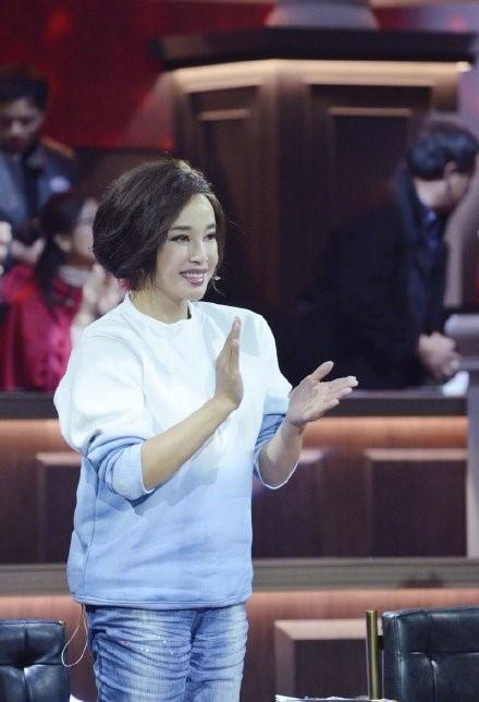 Lưu Hiểu Khánh 63 tuổi vẫn sở hữu body chuẩn, nhưng gương mặt cứng đờ thì không thể che giấu được nữa-5