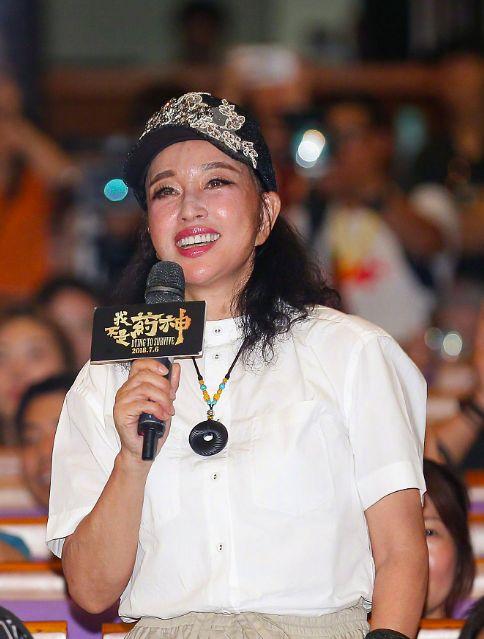 Lưu Hiểu Khánh 63 tuổi vẫn sở hữu body chuẩn, nhưng gương mặt cứng đờ thì không thể che giấu được nữa-6